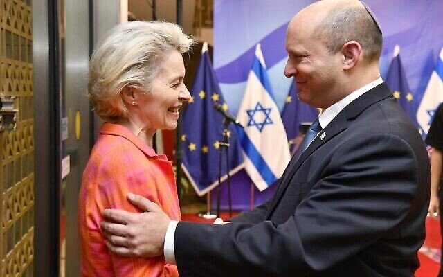 رئيس الوزراء نفتالي بينيت (إلى اليمين) يستقبل رئيسة المفوضية الأوروبية الزائرة أورسولا فون دير لاين في مكتبه في القدس ، 14 يونيو، 2022. (Haim Zach / GPO)