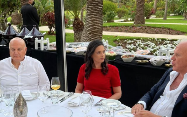 وزيرة الداخلية أييليت شاكيد، وسط الصورة، مع السفير الدائم لدى المغرب ديفيد جوفرين، إلى اليسار، وزعيم الجالية اليهودية في مدريد سامي كوهين، 20 يونيو 2022 (screen capture: Instagram)