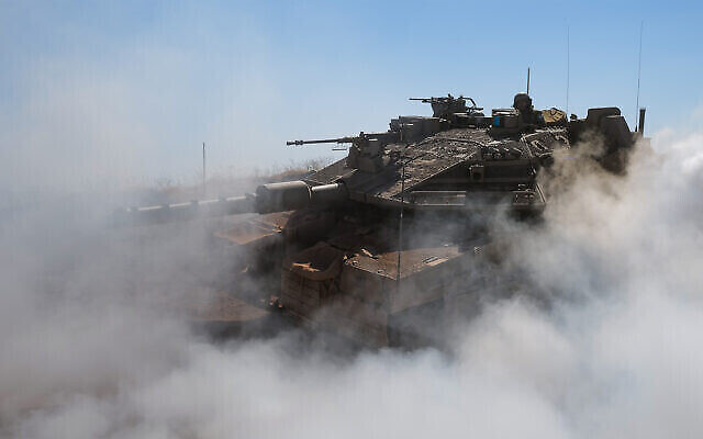 دبابة إسرائيلية في موقع عسكري يطل على سوريا بالقرب من الحدود الإسرائيلية في الجولان، 23 مايو، 2022. (Michael Giladi / Flash90)