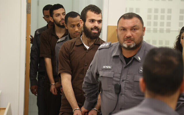 الفلسطينيان المتهمان بتنفيذ هجوم إلعاد يصلان إلى قاعة المحكمة في اللد، 9 يونيو، 2022.  (Flash90)