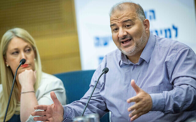 زعيم حزب القائمة العربية الموحدة، منصور عباس، يحضر مناقشة حول العنف في المجتمع العربي، 23 مايو، 2022. (Yonatan Sindel / Flash90)