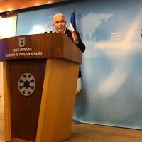 وزير الخارجية يئير لبيد يتحدث في مؤتمر صحفي في وزارة الخارجية، 15 يونيو، 2022 (Lazar Berman / The Times of Israel)
