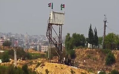 نقطة مراقبة في غزة تطل على بلدة نتيف هعسراه الحدودية الإسرائيلية، والتي أعيد بناؤها بعد يوم من تعرضها لقصف إسرائيلي، 19 يونيو، 2022. (Dadi Fold / Courtesy)