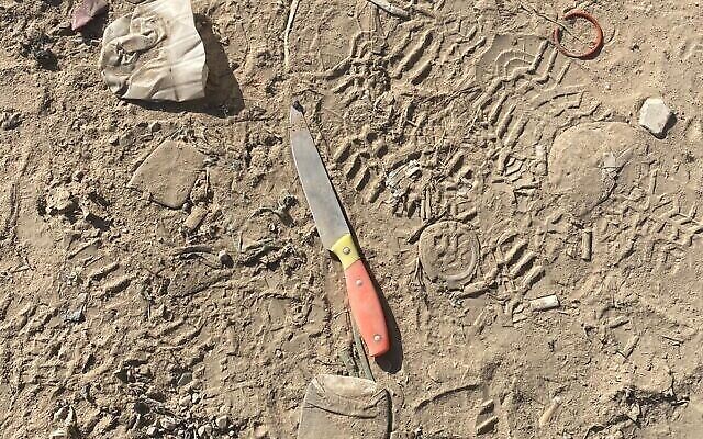 السكين الذي قال الجيش إن امرأة استخدمته في محاولة مهاجمة جندي بالقرب من مخيم العروب للاجئين في الضفة الغربية، 1 يونيو، 2022. (Israel Defense Force)