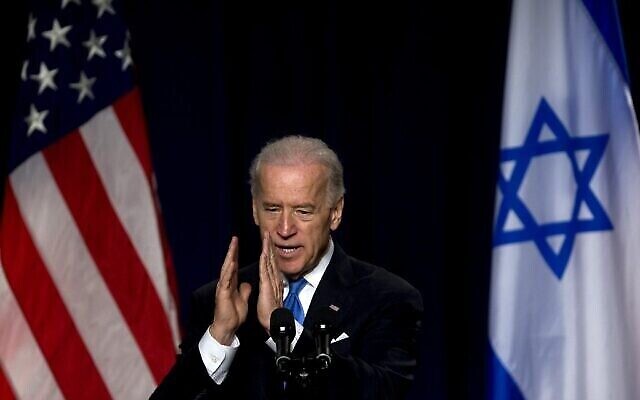 نائب الرئيس الأمريكي آنذاك جو بايدن يشير خلال خطاب ألقاه في تل أبيب، 11 مارس، 2010 (David Furst / AFP)