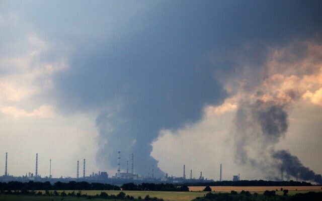 الدخان يتصاعد فوق مصفاة النفط خارج بلدة ليسيتشانسك في 23 يونيو 2022 ، في خضم الغزو العسكري الروسي لأوكرانيا. (Anatolii Stepanov / AFP)