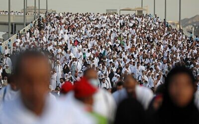 آلاف الحجاج يسيرون الى عبر وادي منى ، بالقرب من مكة في غرب المملكة العربية السعودية، لرمي جمرة العقبة الكبرى، في بداية عيد الأضحى، 9 يوليو 2022 (Christina ASSI / AFP)