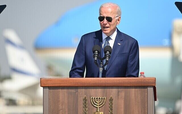 الرئيس الأمريكي جو بايدن يلقي بيانا فور وصوله إلى مطار بن غوريون الإسرائيلي، في 13 يوليو 2022. (Jack Guez / AFP)