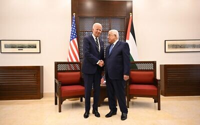 الرئيس الأمريكي جو بايدن (يسار) يلتقي رئيس السلطة الفلسطينية محمود عباس في بيت لحم، 15 يوليو 2022 (MANDEL NGAN / AFP)