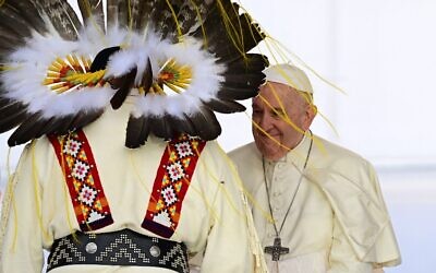 البابا فرنسيس (وسط) يلتقي مع السكان الأصليين في "موسكوا بارك" في مسكواكيس، جنوب إدمونتون، غرب كندا، في 25 يوليو 2022 (Vincenzo PINTO / AFP)
