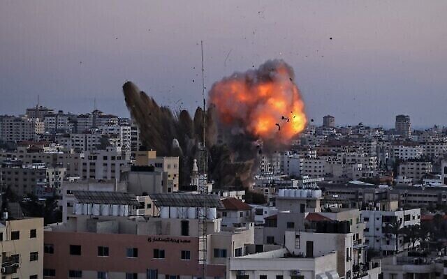 دخان يتصاعد بعد غارة جوية اسرائيلية على مدينة غزة استهدفت مجمع الانصار، وهو موقع مرتبط بحركة حماس، 14 مايو 2021 (MAHMUD HAMS / AFP)