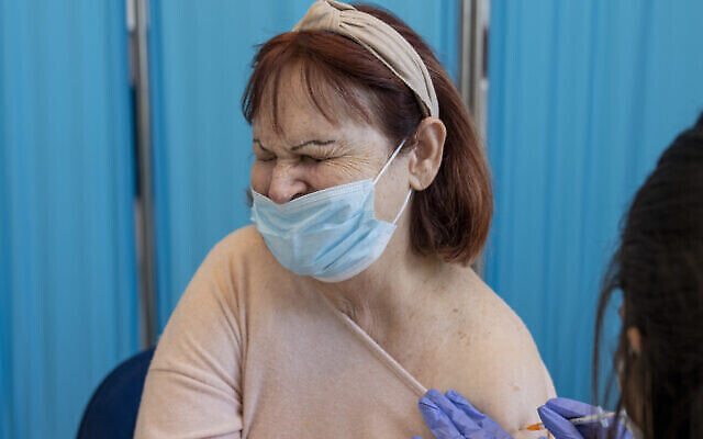 صورة توضيحية: امرأة تتلقى لقاحا ضد فيروس كورونا في بيتاح تكفا، إسرائيل، الثلاثاء 4 يناير 2022 (AP Photo / Ariel Schalit)
