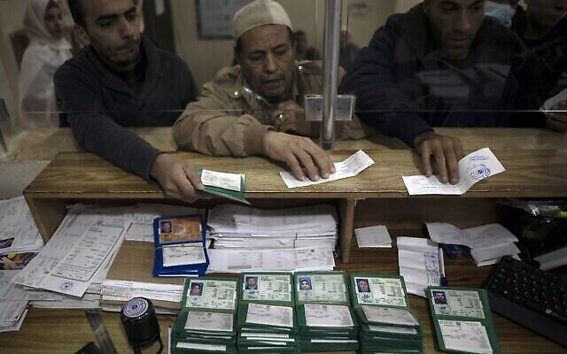 فلسطينيون ينتظرون لاستلام بطاقاتهم الوطنية في مكتب الشؤون المدنية في مدينة غزة، 5 يناير 2022 (AP Photo / Khalil Hamra)
