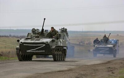 مركبات عسكرية روسية تتحرك على طريق سريع في منطقة تسيطر عليها القوات الانفصالية المدعومة من روسيا بالقرب من ماريوبول، أوكرانيا، في 18 أبريل 2022 (AP Photo / Alexei Alexandrov)