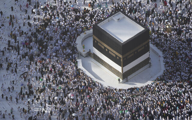حجاج مسلمون يطوفون حول الكعبة في المسجد الحرام، مكة المكرمة، المملكة العربية السعودية، 6 يوليو 2022 (Amr Nabil / AP)