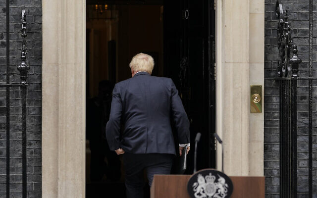 رئيس الوزراء بوريس جونسون يدخل 10 داونينج ستريت بعد قراءة بيان في لندن، 7 يوليو 2022 (AP Photo / Alberto Pezzali)