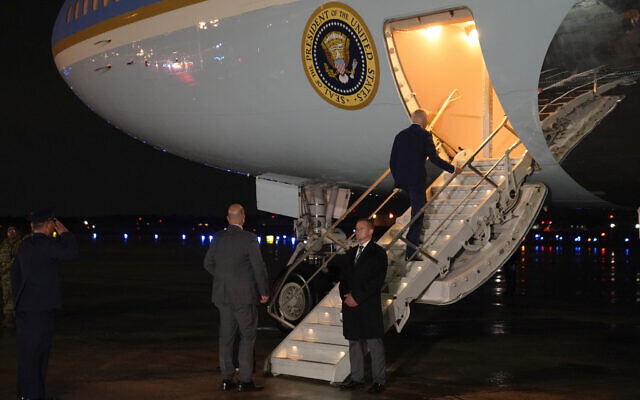 الرئيس جو بايدن يستقل طائرة الرئاسة في رحلة إلى إسرائيل والمملكة العربية السعودية، 12 يوليو 2022، في قاعدة أندروز الجوية، ماريلاند (AP / Evan Vucci)
