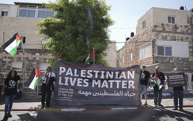 متظاهرون يحملون ملصقات للصحافية الأمريكية الفلسطينية المقتولة شيرين أبو عاقله بالقرب من مستشفى أوغستا فيكتوريا في القدس الشرقية قبل زيارة الرئيس الأمريكي جو بايدن، 15 يوليو، 2022 (AP Photo / Maya Alleruzzo)