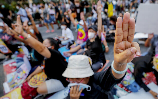 نشطاء مؤيدون للديمقراطية خلال مسيرة في بانكوك، تايلاند، 24 مارس 2021 (Sakchai Lalit / AP)