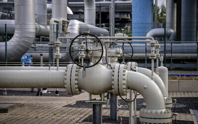 أنابيب محطة تخزين الغاز Reckrod بالقرب من أيترفيلد، وسط ألمانيا، 14 يوليو 2022، بعد إغلاق خط أنابيب نوردستريم 1 لأعمال صيانة (Michael Probst/AP)