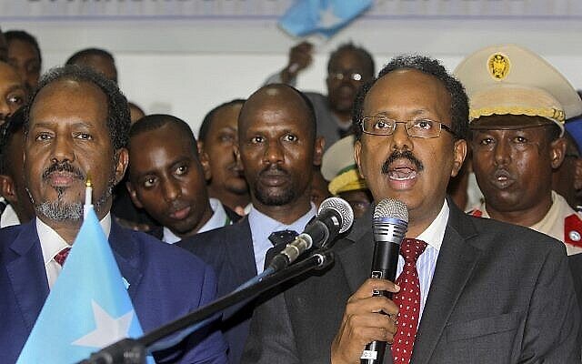 الرئيس الصومالي الجديد محمد عبد الله فرماجو، من اليمين، ينضم إليه الرئيس الحالي حسن شيخ محمود، من اليسار، وهو يتحدث للصحفيين بعد فوزه في الانتخابات في مقديشو، الصومال، 8 فبراير 2017 (AP Photo / Farah Abdi Warsameh)