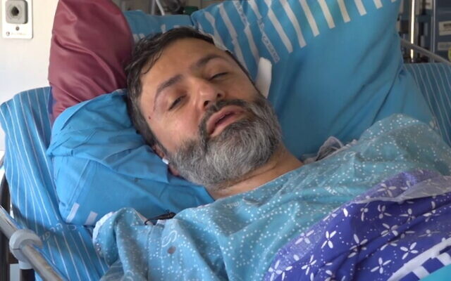 يتسحاق دهان (47 عامًا)، الذي أصيب بجروح خطيرة في هجوم مشتبه به بين بني براك وغفيات شموئيل، يتحدث إلى أخبار القناة 12 في 6 يوليو 2022، بعد يوم من الهجوم. (Screenshot: Channel 12 news)
