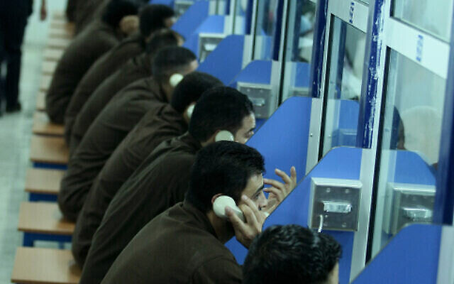 توضيحية: سجناء أمنيون خلال جلسة زيارة في سجن عوفر بالقرب من رام الله، 20 أغسطس، 2008 (Moshe Shai / FLASH90)