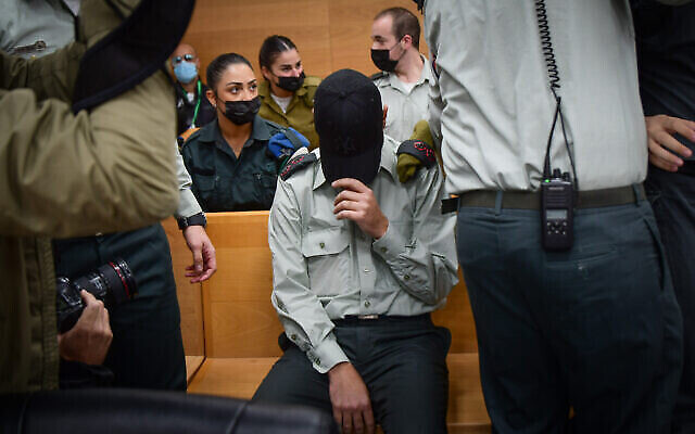 ملف: المقدم دان شاروني، ضابط في الجيش الإسرائيلي متهم بتصوير مجنداته سرا، في جلسة استماع بمحكمة عسكرية في تل أبيب، 5 ديسمبر 2021 (Avshalom Sassoni / Flash90)