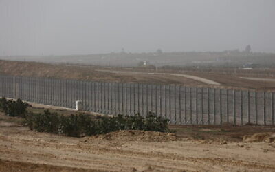 صورة للجدار الفاصل على طول الحدود بين اسرائيل وغزة، 8 ديسمبر، 2021. (Flash90)