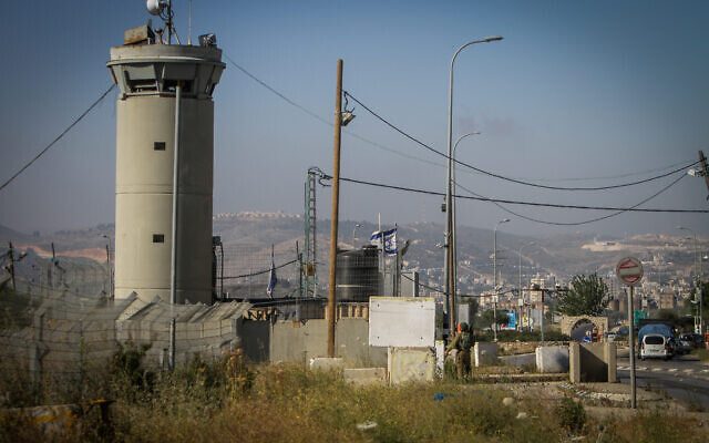 نقطة عسكرية قرب حاجز حوارة خارج مدينة نابلس بالضفة الغربية، 17 مايو 2022 (Nasser Ishtayeh / Flash90)