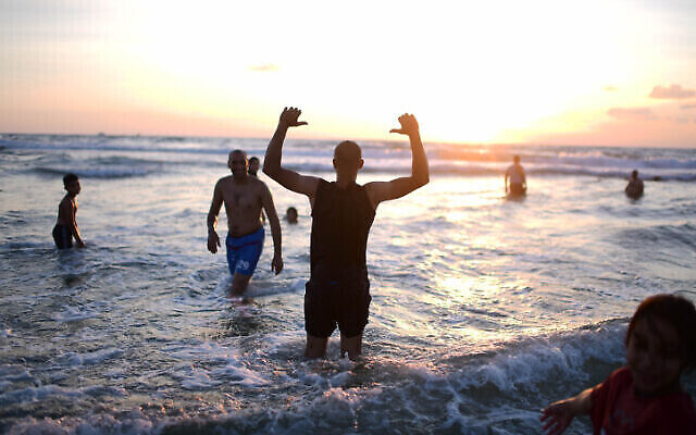 المسلمون يستمتعون بالبحر بجانب تل أبيب خلال اليوم الثالث من عيد الأضحى، 11 يوليو 2022 (Tomer Neuberg / Flash90)