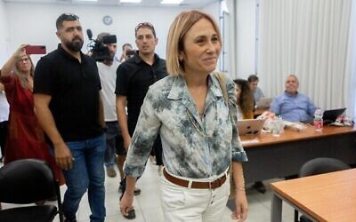 هداس كلاين تصل إلى المحكمة للإدلاء بشهادتها في محاكمة رئيس الوزراء الإسرائيلي السابق بنيامين نتنياهو، في المحكمة الجزئية في القدس، 11 يوليو، 2022 (Yonatan Sindel / Flash90)