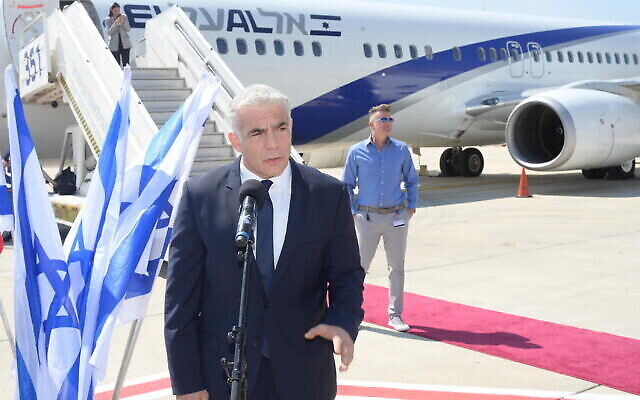 رئيس الوزراء يائير لبيد قبل صعود طائرة متجهة إلى باريس للقاء الرئيس الفرنسي إيمانويل ماكرون ، 5 يوليو 2022 (Amos Ben Gershom / GPO)
