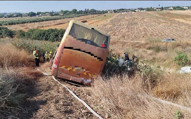 حافلة تقل 40 راكبا مسنا انقلبت على جانبها بعد إنحرافها عن الطريق بالقرب من مفترق أنافا، 18 يوليو، 2022 (Israel Police)