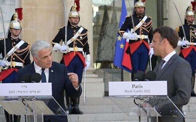 رئيس الوزراء يئير لبيد (إلى اليسار) والرئيس الفرنسي إيمانويل ماكرون يعقدان مؤتمرا صحفيا في قصر الإليزيه في باريس، فرنسا، 5 يوليو 2022 (Amos Ben-Gershom / GPO)
