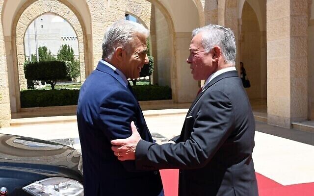 رئيس الوزراء يئير لبيد يلتقي العاهل الأردني الملك عبد الله الثاني في القصر الملكي في عمان، 27 يوليو 2022 (Haim Zach / GPO)