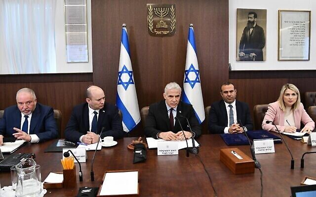 رئيس الوزراء يائير لابيد يترأس أول اجتماع أسبوعي لمجلس الوزراء في 3 يوليو 2022.Haim Zachq/) (GPO