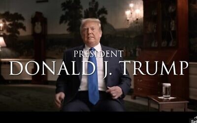 لقطة شاشة من الفيلم الوثائقي "غير مسبوق"، الذي يضم مقابلات مع الرئيس الأمريكي آنذاك دونالد ترامب ودائرته الداخلية، 2020. (يوتيوب)