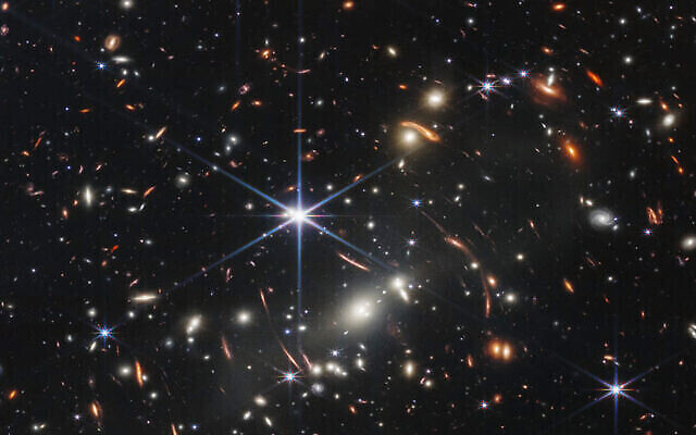 تُظهر هذه الصورة التي قدمتها وكالة ناسا في 11 يوليو 2022، عنقود المجرات SMACS 0723، الذي تم التقاطه بواسطة تلسكوب جيمس ويب الفضائي. (NASA / ESA / CSA / STScI عبر AP)