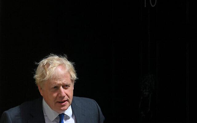 رئيس الوزراء البريطاني بوريس جونسون يسير باتجاه سيارة كانت تنتظره وهو يغادر من 10 داونينج ستريت بوسط لندن، 6 يوليو 2022 (Daniel Leal / AFP)