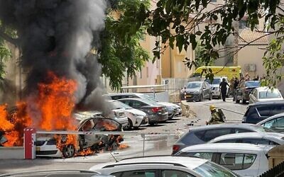 سيارة تحترق بعد تفجيرها في زخرون يعقوب في 6 يوليو 2022 (Courtesy)
