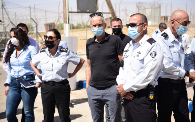 وزير الأمن العام عومر بارليف (وسط) ومفوضة مصلحة السجون الإسرائيلية كاتي بيري (يسار) يزوران سجن كتسيوت في جنوب إسرائيل، 9 سبتمبر، 2021 (Israel Prison Service)