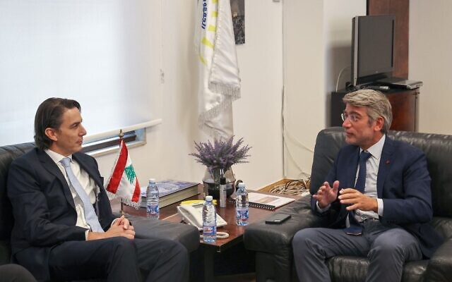 وزير الطاقة اللبناني وليد فياض (يمين) يلتقي بالمستشار الأمريكي  لأمن الطاقة عاموس هوكستين في بيروت، 31 يوليو 2022 (Anwar AMRO / AFP)