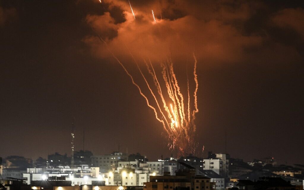 فلسطينيون في غزة يطلقون صواريخ باتجاه اسرائيل، 5 اغسطس 2022 (Mahmud Hams / AFP)