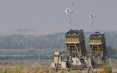 بطاريات نظام القبة الحديدية للدفاع الصاروخي الإسرائيلي، في جنوب إسرائيل، 6 أغسطس 2022 (Jack Guez / AFP)