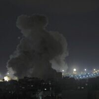 دخان يتصاعد من موقع غارة اسرائيلية مزعومة على رفح جنوب قطاع غزة، 6 أغسطس، 2022. (SAID KHATIB / AFP)