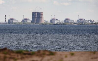 محطة زابوريجيا للطاقة النووية، الواقعة في جنوب أوكرانيا، والتي تسيطر عليها روسيا، 27 أبريل 2022 (Ed JONES / AFP)