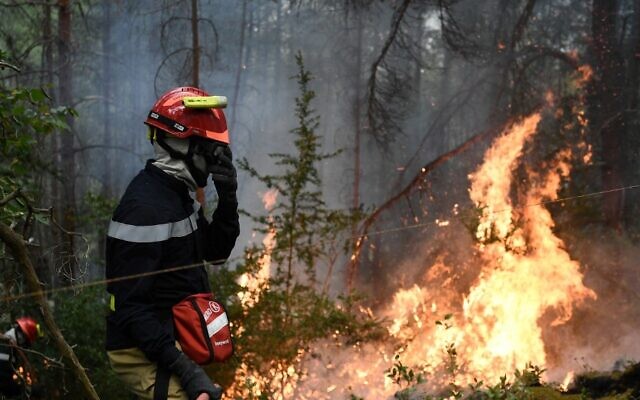 رجال الإطفاء يشعلون الحرائق في مستجول، جنوب فرنسا ، في 9 أغسطس 2022، كإجراء وقائي يهدف إلى إبطاء زحف حريق جاري في "منتزه غراند كاوسيس الطبيعي".  ( Valentine CHAPUIS / AFP)