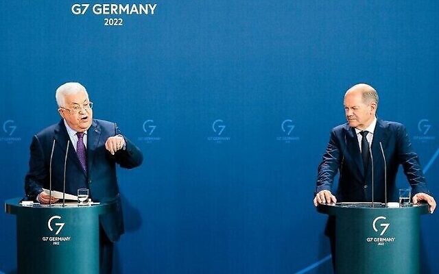 المستشار الألماني أولاف شولتس (يمين) ورئيس السلطة الفلسطينية محمود عباس يعقدان مؤتمرا صحفيا مشتركا في المستشارية في برلين، ألمانيا، 16 أغسطس 2022 (Jens Schlueter / AFP)