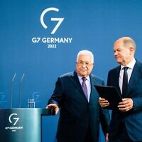 المستشار الألماني أولاف شولتس (يمين) ورئيس السلطة الفلسطينية محمود عباس يغادران بعد مؤتمر صحفي مشترك في المستشارية في برلين، ألمانيا، 16 أغسطس 2022 (Jens Schlueter / AFP)